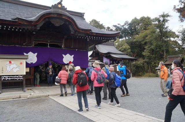 お参りの人々.JPG